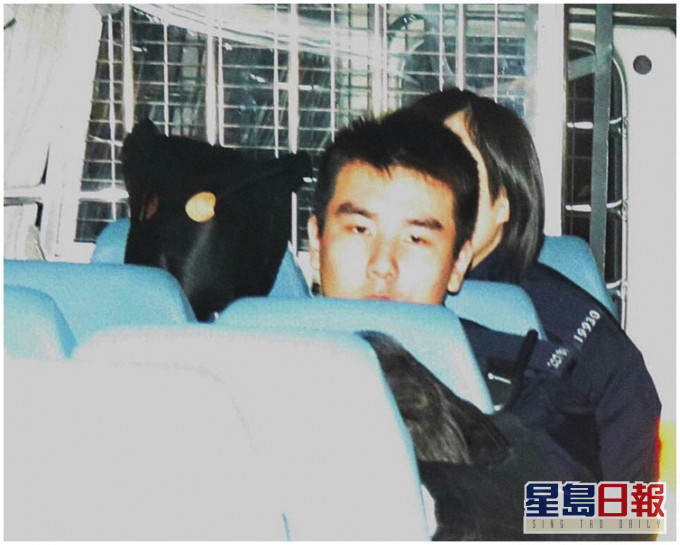 被告曹燕(黑布蒙头者)。资料图片