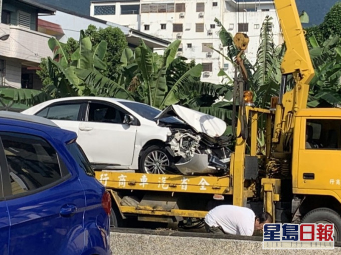 警方拖走疑涉案車輛調查。