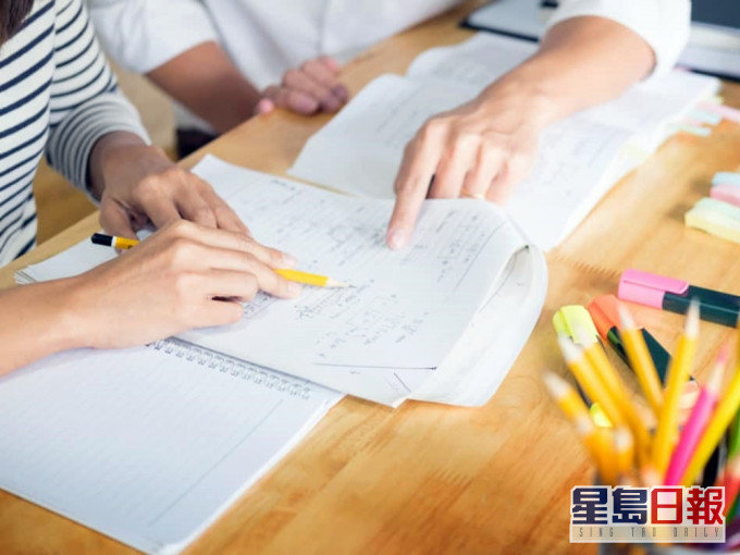 半山區獨立屋家長為兒子聘請私人補習老師,要求現職教師優先,時薪竟僅$40惹議。網圖