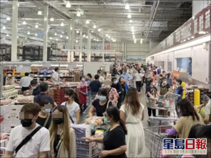 新北市多家超市下午起湧現人潮。網圖