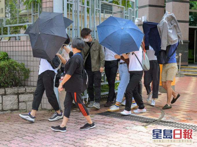 邓皓仁(左一白衣)、彭国豪(绿衣)。