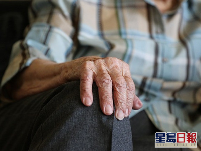 老婦不堪受虐逃出報警求助。配圖與本文無關