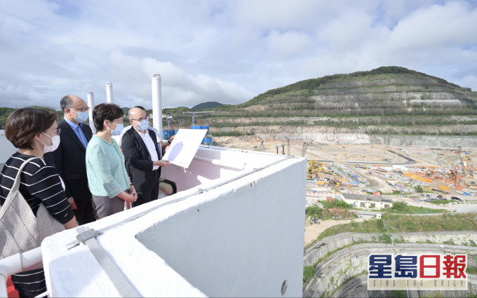 林郑月娥在天台听取房屋署人员介绍该片用地各项发展计划的进度。