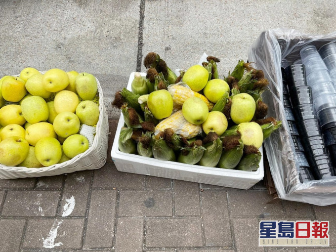 警方在住所内,找回案中被偷去的一箱粟米,同时亦搜获一箱蔬果及一箱胶杯。图:警方提供