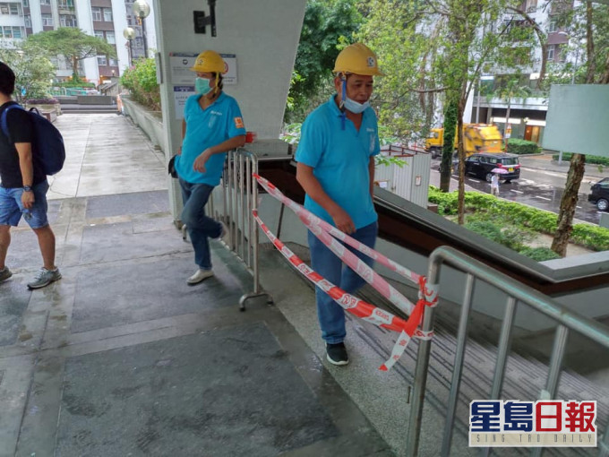 工人一度堵塞太古城平台通道。facebook勞工組圖片