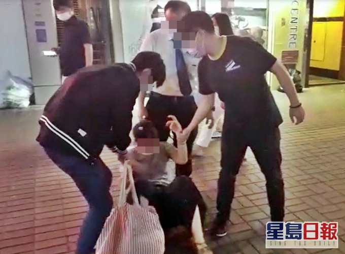 婦人疑因沒法逃脫坐在地上。李殷攝