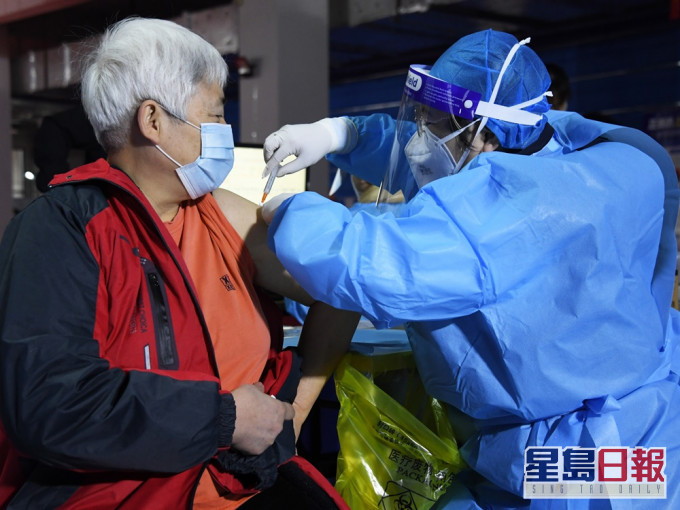 北京已为部分有接种需求且身体基础状况较好的60岁或以上长者接种疫苗。新华社图片