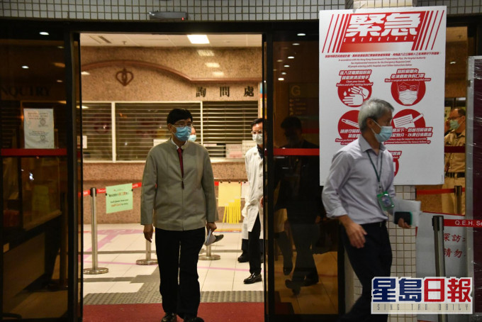 袁國勇視察過伊院環境後會見傳媒。