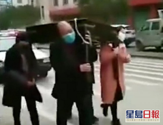 打牌的4名市民被罰扛著麻將台遊街示眾。網上圖片
