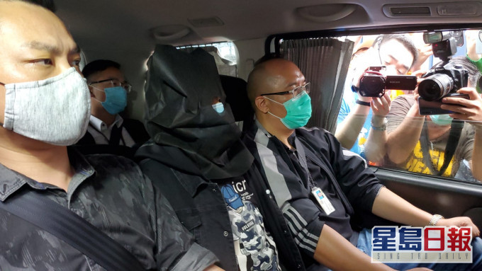 警方押解一名疑犯往法庭提堂。