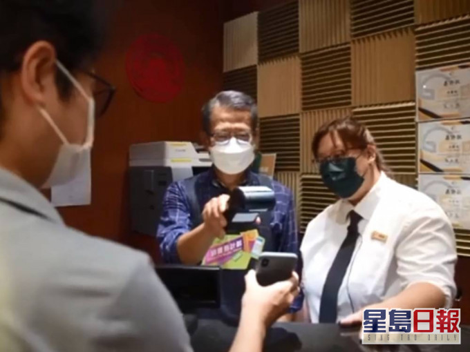 陳茂波化身茶餐廳待應幫食客找續。陳茂波fb片段截圖