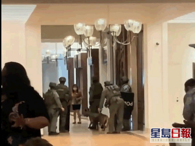 奉召到場的特警採取行動攻入度假酒店四樓的房間。網圖