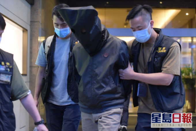 男疑犯被探员押至湾仔一个办公室搜查。黄文威摄
