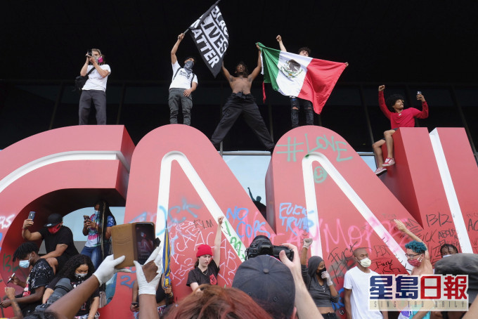 美國有線電視新聞網絡（CNN）總部標誌遭群眾噴漆。 AP
