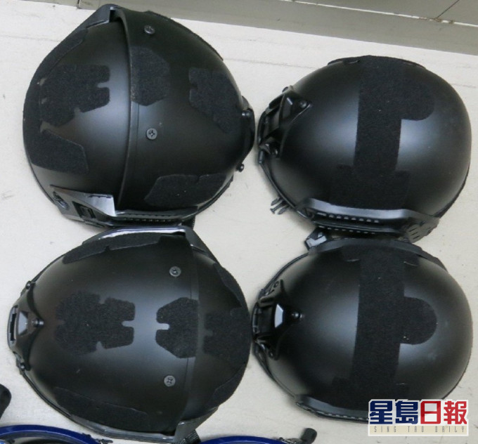 圖示檢獲的頭盔。政府新聞處圖片