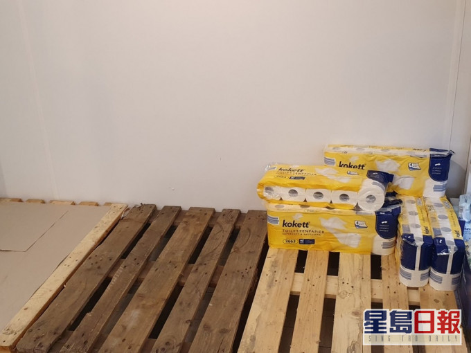 德國超市的廁紙等日用品被人搶購,貨架貨量不多。(網圖)