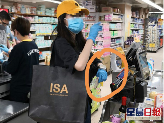 女子懷疑戴檢疫監察手帶行超市。網民Kwok Chun 圖片