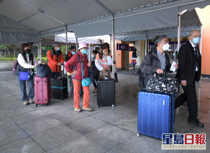 部分人離開亞洲博覽館檢測中心