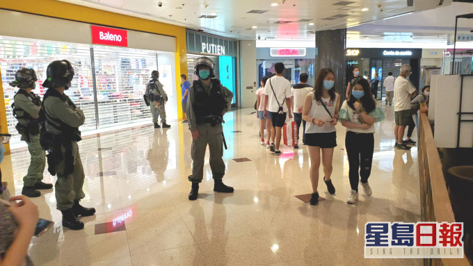 防暴警察進入商場。