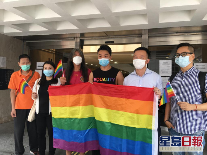 申请人岑子杰,长毛梁国雄、刘小丽、陈志全等人到场支持。 刘晓曦摄