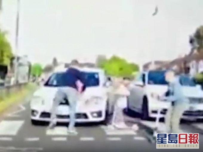 英國一名莽駕者斑馬線抽頭cut線險撞5歲女,幸英勇爸爸以身擋車。(網圖)