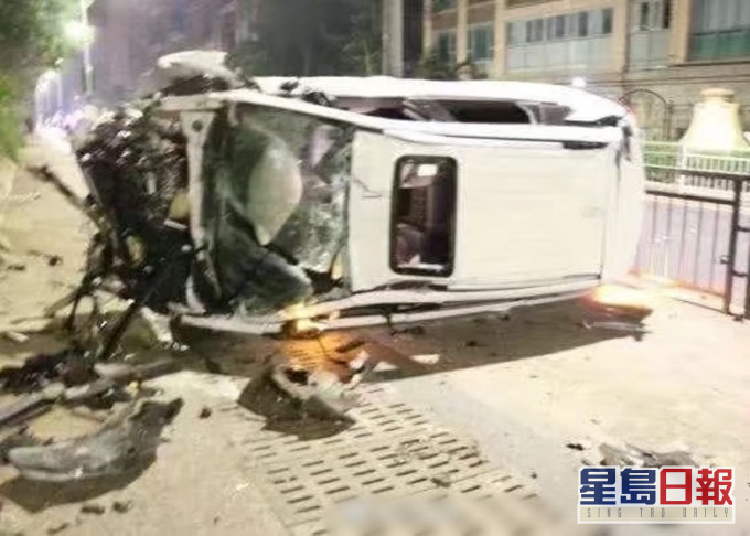 私家車翻側撞毀。網圖