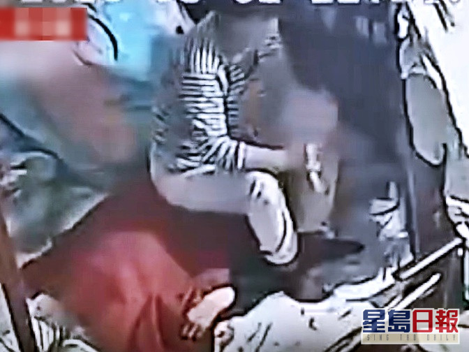 閉路電視揭破保姆焗死老婦的惡行。影片截圖
