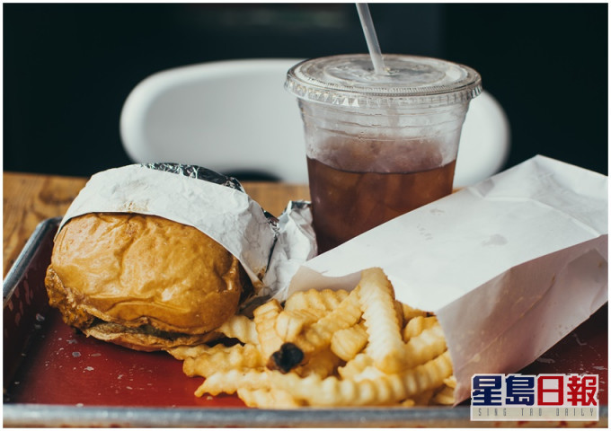 垃圾食物更受歡迎，促成肥胖問題。Unsplash示意圖