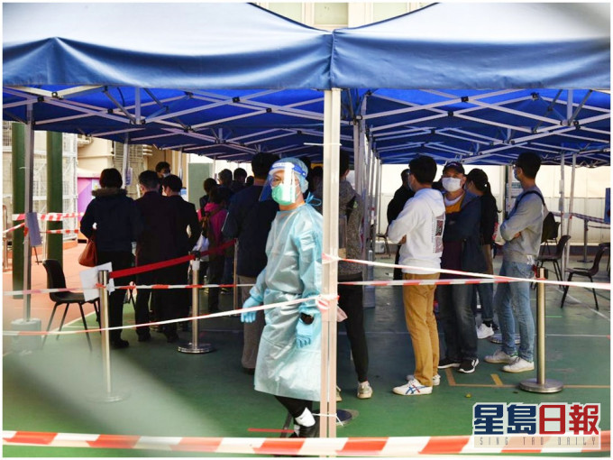 政府今日在慈雲山嘉喜大廈、葵涌石籬(二)邨及沙田禾輋邨增設流動採樣站。資料圖片