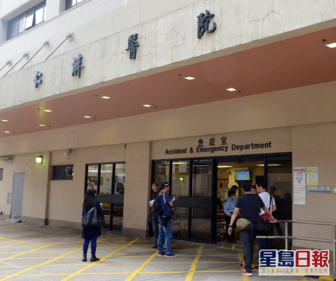 女子送仁济医院抢救。 资料图片