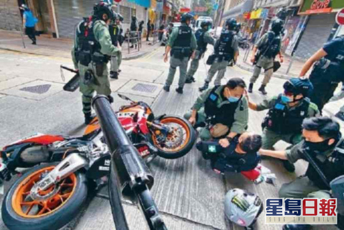 男子駕駛電單車衝向警員被制服。資料圖片