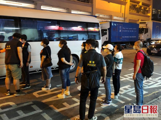 警方昨晚搗破紅磡一個懷疑非法賭檔,拘捕12名男女。警方圖片