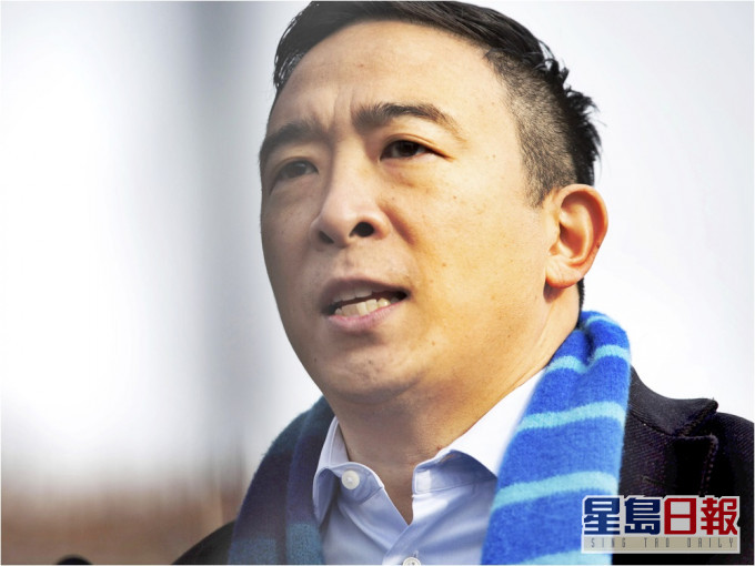 纽约市长候选人杨安泽于渡轮上制止一宗袭击记者事件。AP