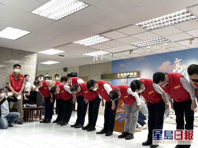 陳其邁率領高雄政府官員,就城中城大樓火災鞠躬道歉。網圖