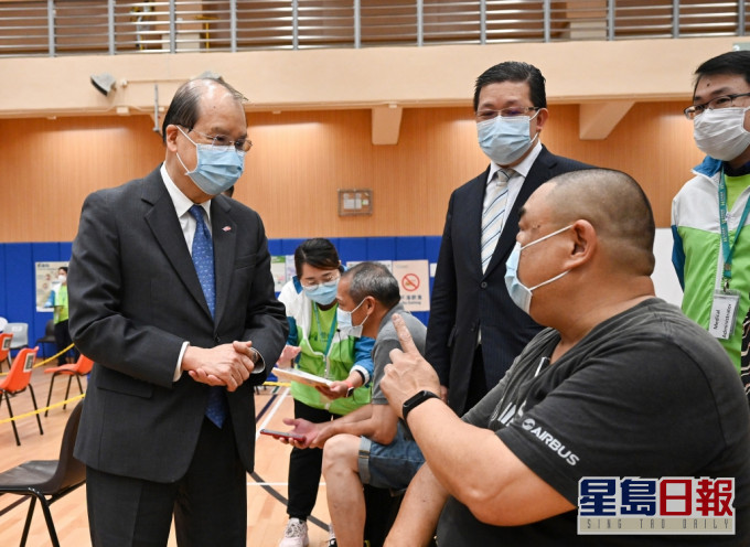 張建宗視察社區疫苗接種中心。張建宗網誌圖片