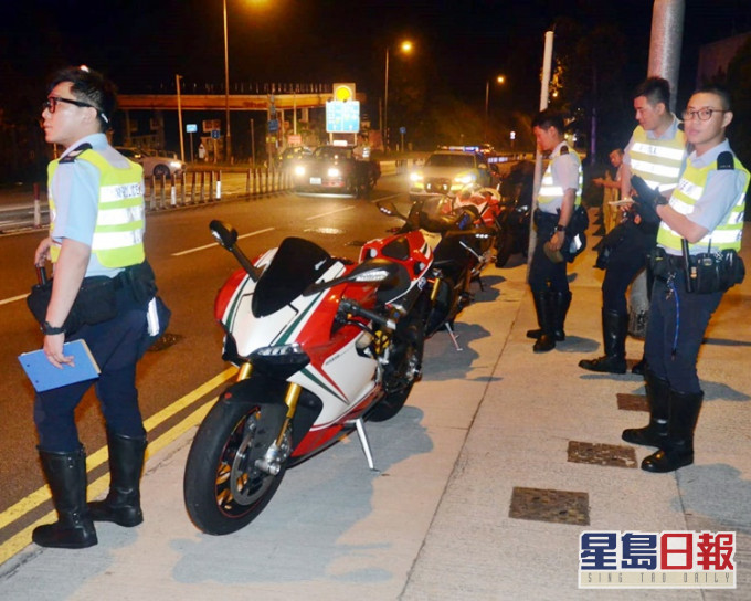 被捕的包括一名32歲電單車男司機。