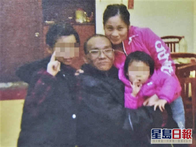 黃曉蘭自從丈夫病逝後,在「疫廈」劏房獨力照顧兩名女兒。資料圖片