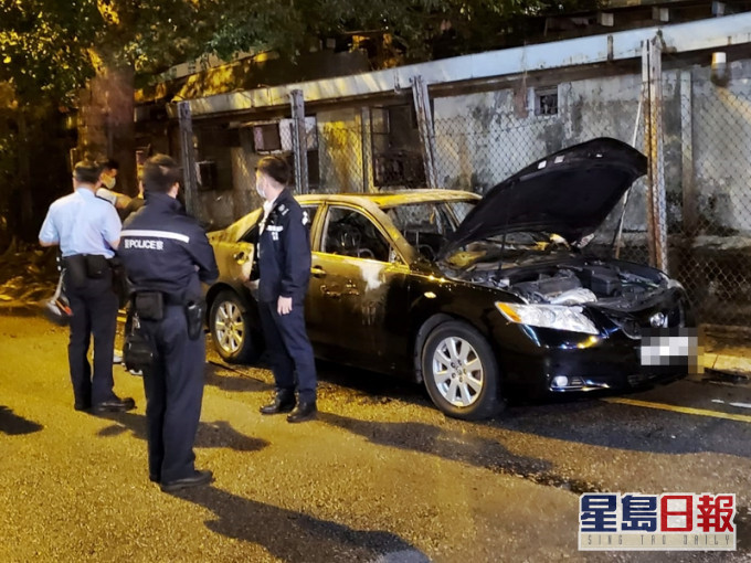 長沙灣一輛私家車凌晨起火焚毀，警方懷疑該輛車與本月初油麻地一宗私家車攔途截劫案有關。