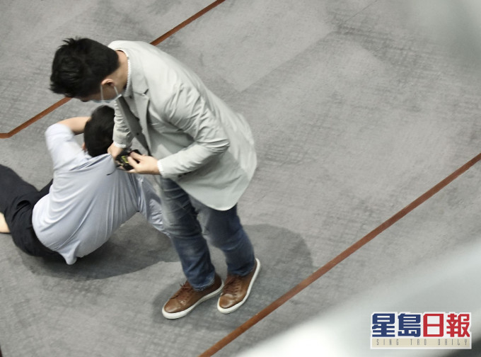 郭伟强在上月内会会议时,试图将陈志全向后拖行。资料图片