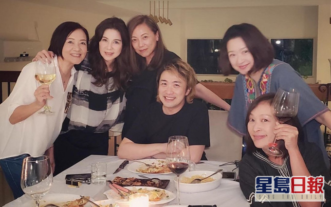 劉美娟貼出的難得大合照,左起:劉倩怡、劉美娟、鄧萃雯;張崇德、楊羚和黎美嫻。