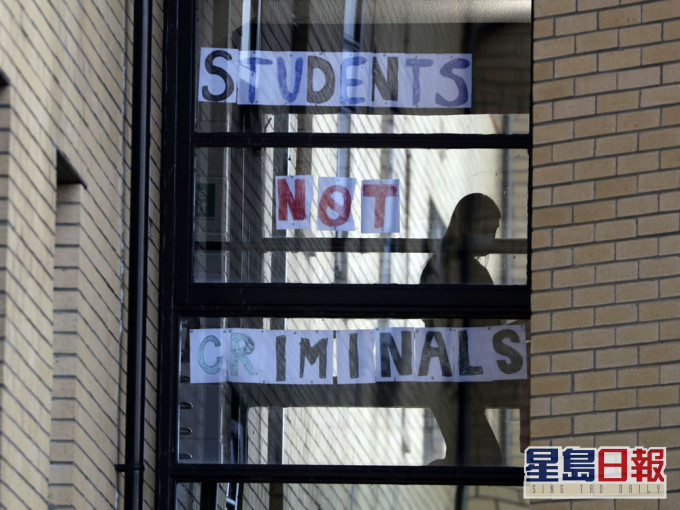 英国至少32间大学现疫情,逾4000名学生宿舍隔离。AP图片