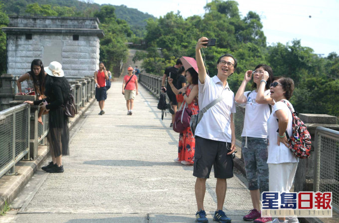 市民涌去郊外呼吸新鲜空气。