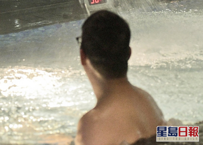 網民無法接受女同事去酒店度假,竟與17歲胞弟裸體浸浴,還將合照放上網。示意圖片
