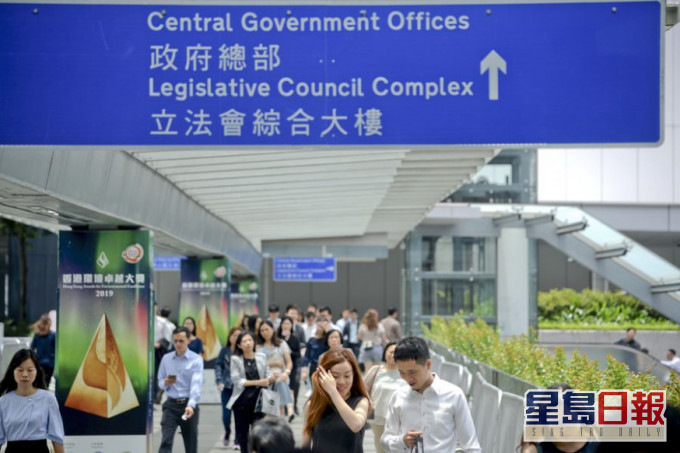 公务员明天开始实施在家工作。资料图片