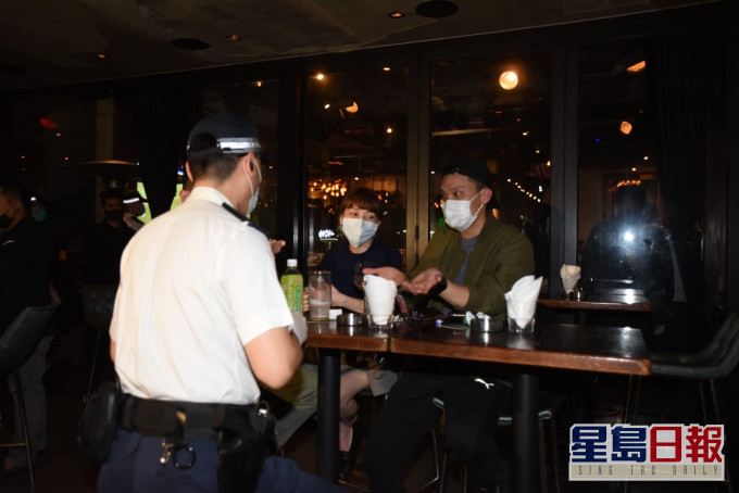 港府暫時禁止全港約八千六百家領有酒牌的食肆、酒吧和會社等,售賣及供應酒類飲品。