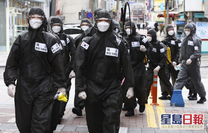 南韓軍人在大邱市內進行消毒。 AP