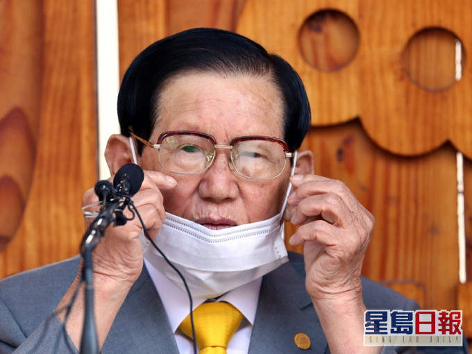 南韓新天地教會創辦人就疫情蔓延跪地道歉。