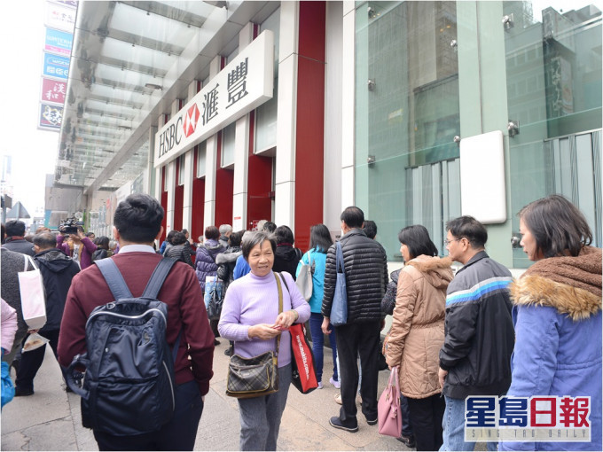 每年都會有大批市民換新鈔。資料圖片
