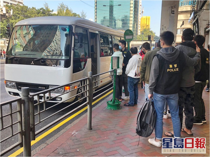 警方於旺角搗破一個非法釣魚機賭檔,拘捕7人。警方圖片