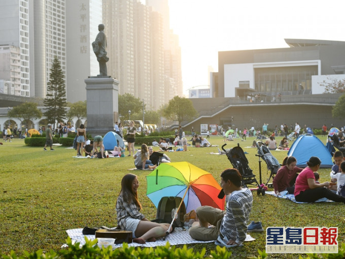 天文台預料本港地區今日下午短暫時間有陽光,最高氣溫約23度。